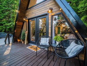 Terrace/patio - Intimate A-frame with hot tub and outdoor shower tucked in the woods (Seymour)