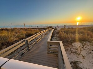 Beach - Direct Beachfront, Largest Balcony,4BR-4Ba, Bunks, 2 Master Beds, Full Remodel (Panama City Beach)