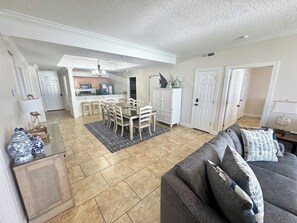 Smart TV - Direct Beachfront, Largest Balcony,4BR-4Ba, Bunks, 2 Master Beds, Full Remodel (Panama City Beach)
