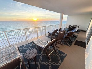 Terrace/patio - Direct Beachfront, Largest Balcony,4BR-4Ba, Bunks, 2 Master Beds, Full Remodel (Panama City Beach)