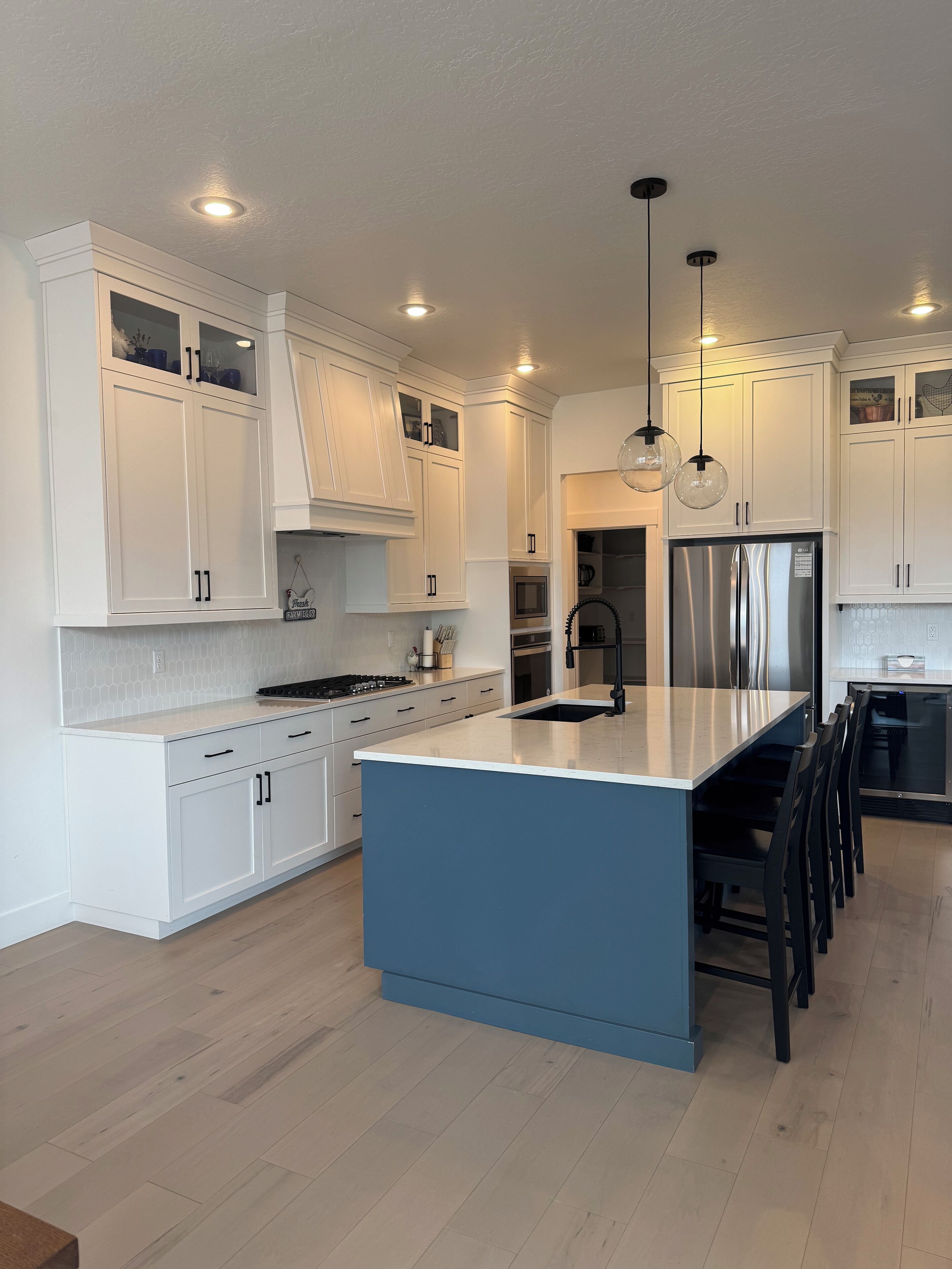 Kjøleskap, mikrobølgeovn, ovn og kokeplater