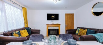 Large Modern 5-Bed House 