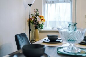 客室内のダイニン グエリア