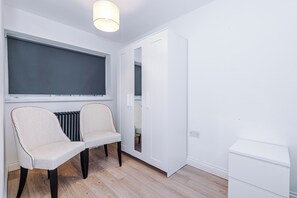 Blackout drapes, iron/ironing board, free WiFi - Large Modern 5-Bed House (Westhoughton)