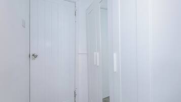 Verdunkelungsvorhänge, Bügeleisen/Bügelbrett, kostenloses WLAN