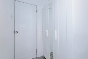 遮光カーテン、アイロン / アイロン台、WiFi (無料)