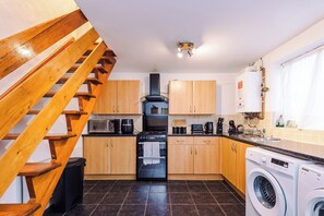 Private kitchen - Large Modern 5-Bed House (Westhoughton)