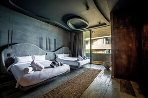 Escritorio, espacio para trabajar con laptop y cortinas blackout 