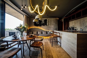 Apartamento luxo, 2 quartos, piscina particular, vista para o mar | Área de estar