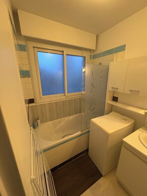 Hiustenkuivaaja, pyyhkeet, saippua, vessapaperi