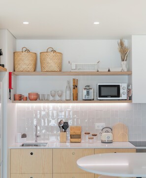 ثلاجة، ميكروويف، فرن، موقد طهي مسطح