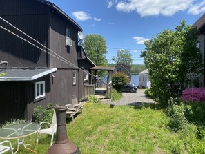 Outdoor dining - Cozy Lake Cottage with Elk Mountain 20 Minutes (Greenfield Township)