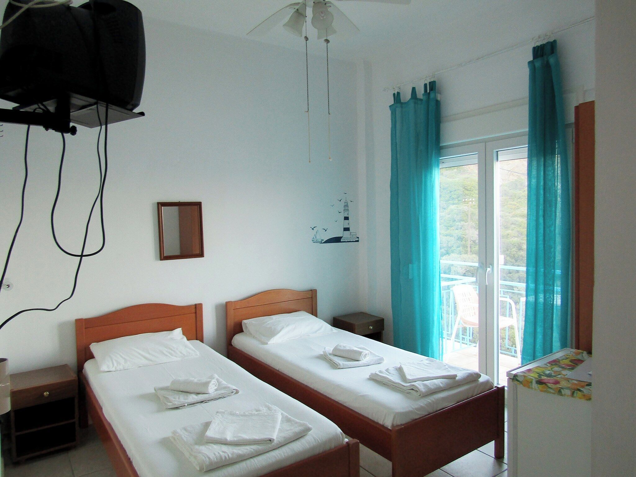 Habitación estándar con 1 cama matrimonial o 2 individuales, vista a la montaña | Caja de seguridad en la habitación, cortinas blackout y wifi gratis 