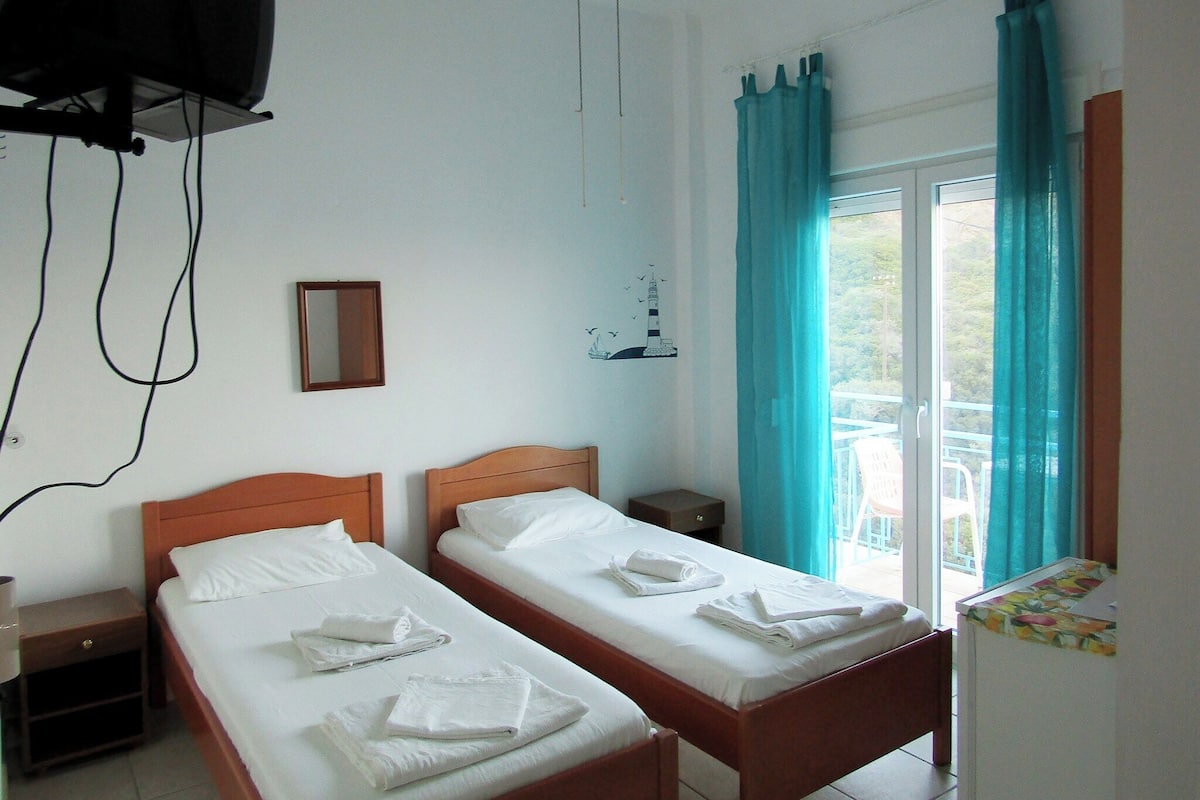 Standard Double or Twin Room, Mountain View | In-room safe, blackout drapes, free WiFi, bed sheets