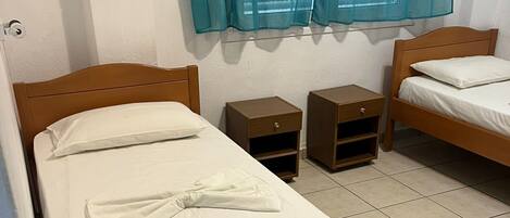 Dobbelt- eller tomannsrom – standard, fjellutsikt | Safe på rommet, blendingsgardiner og wi-fi (inkludert)