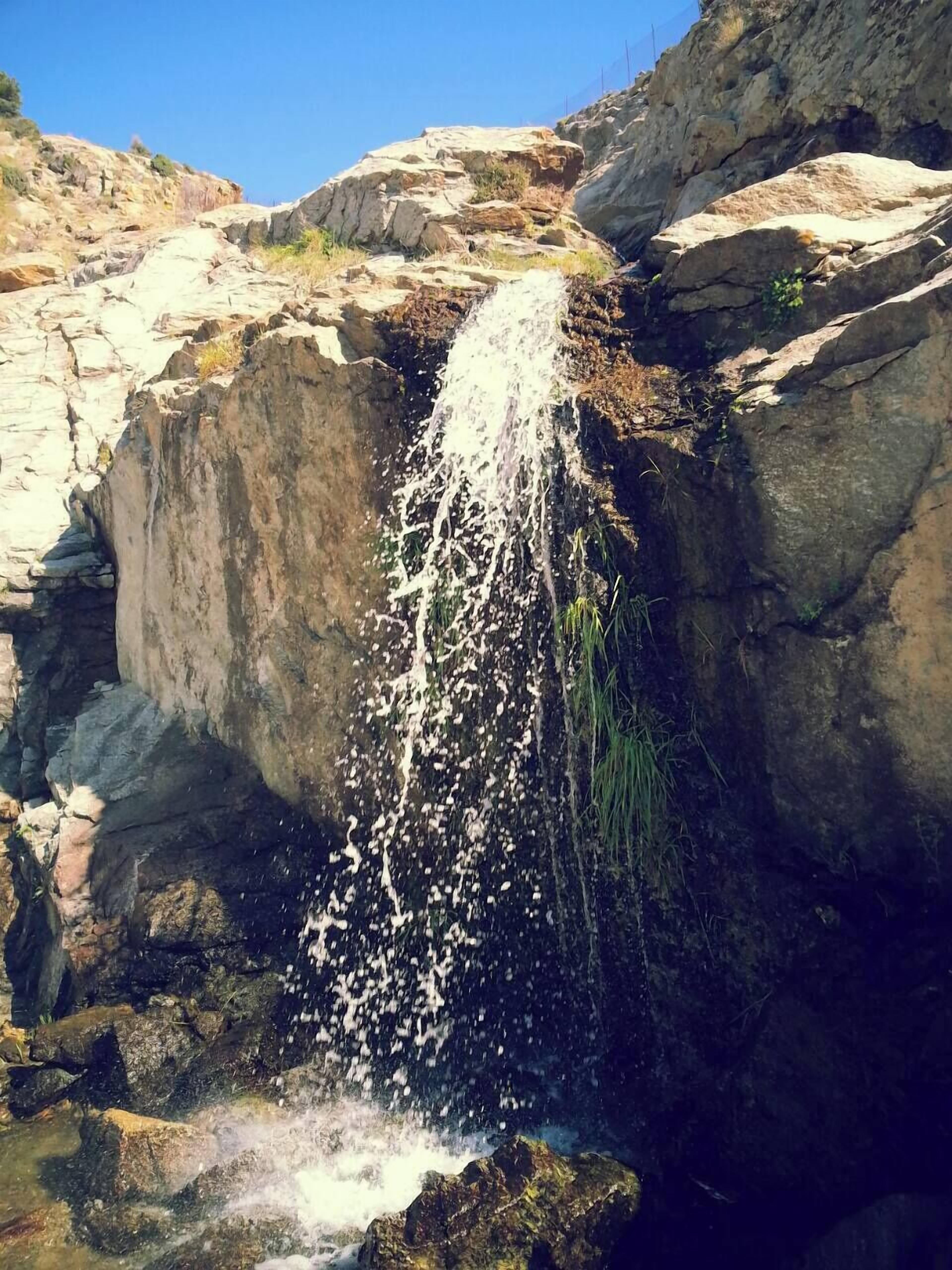 Formación rocosa natural con una cascada.