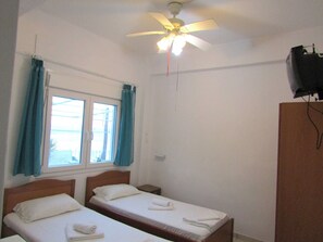 Tripla Standard, patio, vista mare | Una cassaforte in camera, tende oscuranti, Wi-Fi gratuito