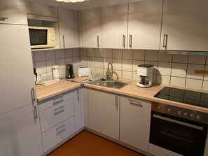 Kühlschrank, Mikrowelle, Ofen, Geschirrspüler