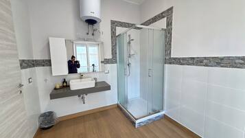 Dusche, Haartrockner, Bidet, HandtĂŒcher