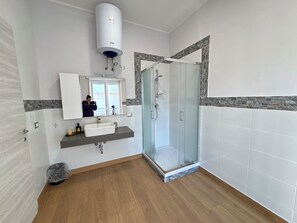 Shower, hair dryer, bidet, towels - Zero18 - Modern rooms for couples and families near the ruins of Pompeii (Scafati)