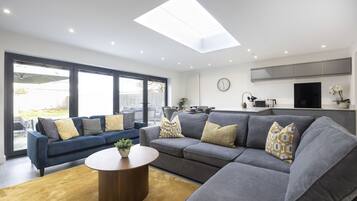 Fernseher, Kamin, Tischfußball