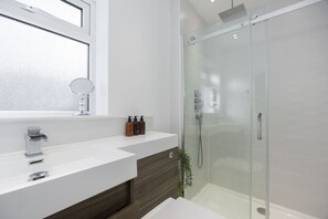 Hair dryer, towels - Fantastic 3 Bedroom Home in Gloucester City (Gloucetser)