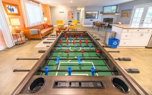 Games room - Cozy 2-bedroom Artist Retreat in adorable Joshua Tree with Spa Art Games Deck AC (Joshua Tree)