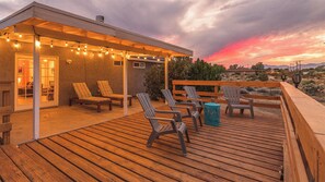 Terrace/patio - Cozy 2-bedroom Artist Retreat in adorable Joshua Tree with Spa Art Games Deck AC (Joshua Tree)