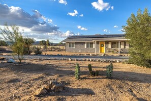 Exterior - Cozy 2-bedroom Artist Retreat in adorable Joshua Tree with Spa Art Games Deck AC (Joshua Tree)
