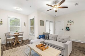 TV, books - 2 beach accesses in walking distance! ~1 bd/2ba on 30A~Sleeps 4! (Santa Rosa Beach)