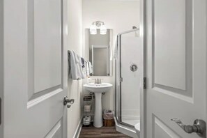 Shower, hair dryer, towels - 2 beach accesses in walking distance! ~1 bd/2ba on 30A~Sleeps 4! (Santa Rosa Beach)