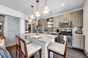 Frigorífico, microondas, horno y placa de cocina