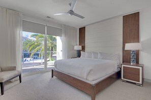 Escritorio, tabla de planchar con plancha, wifi gratis y ropa de cama