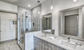 Shower, towels - ~3 bed/3ba ~Sleeps 8 ~  Resort style pool & hot tub! (Inlet Beach)