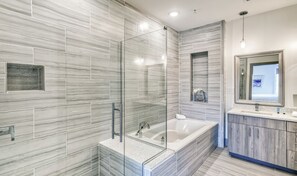 Shower, towels - ~3 bed/3ba ~Sleeps 8 ~  Resort style pool & hot tub! (Inlet Beach)