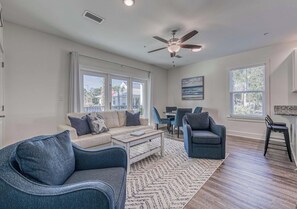 Smart TV - 2 Bd/2 Ba~Sleeps 6~Walking distance to the beach! (Santa Rosa Beach)