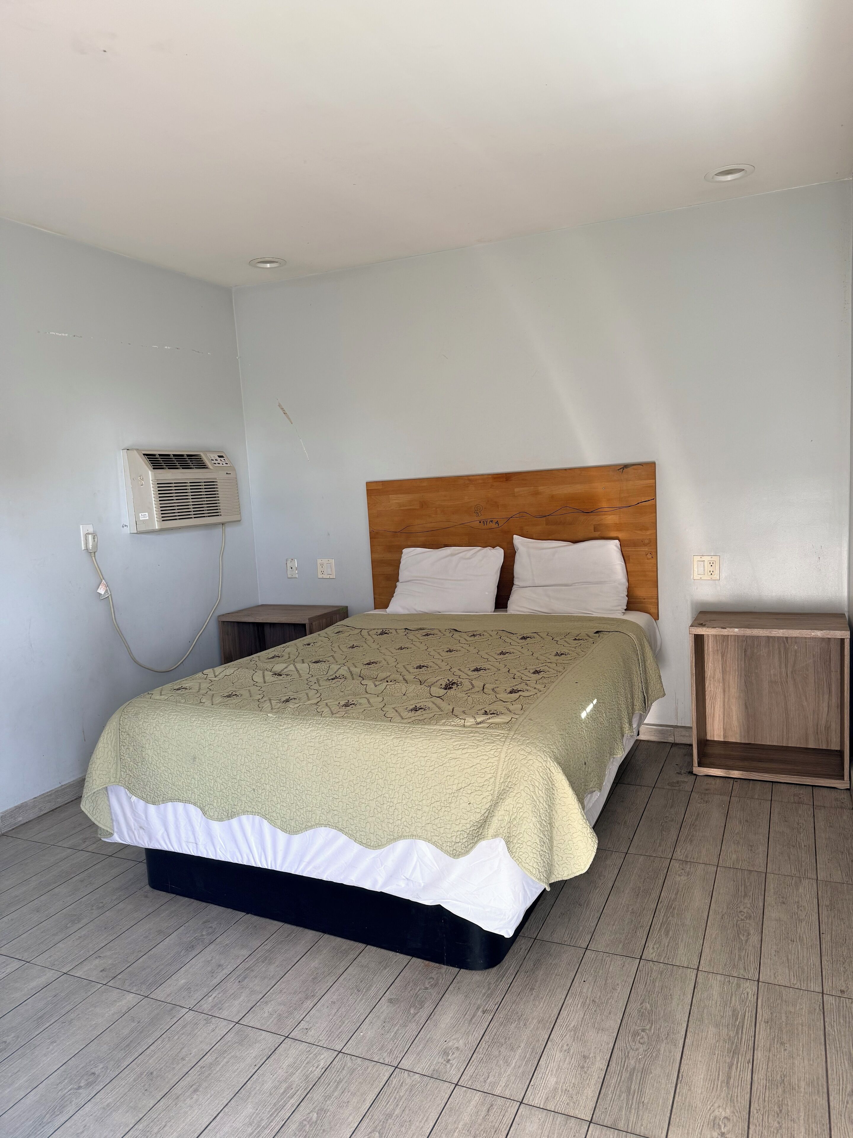 Room, 1 Queen Bed, Non Smoking | Free WiFi