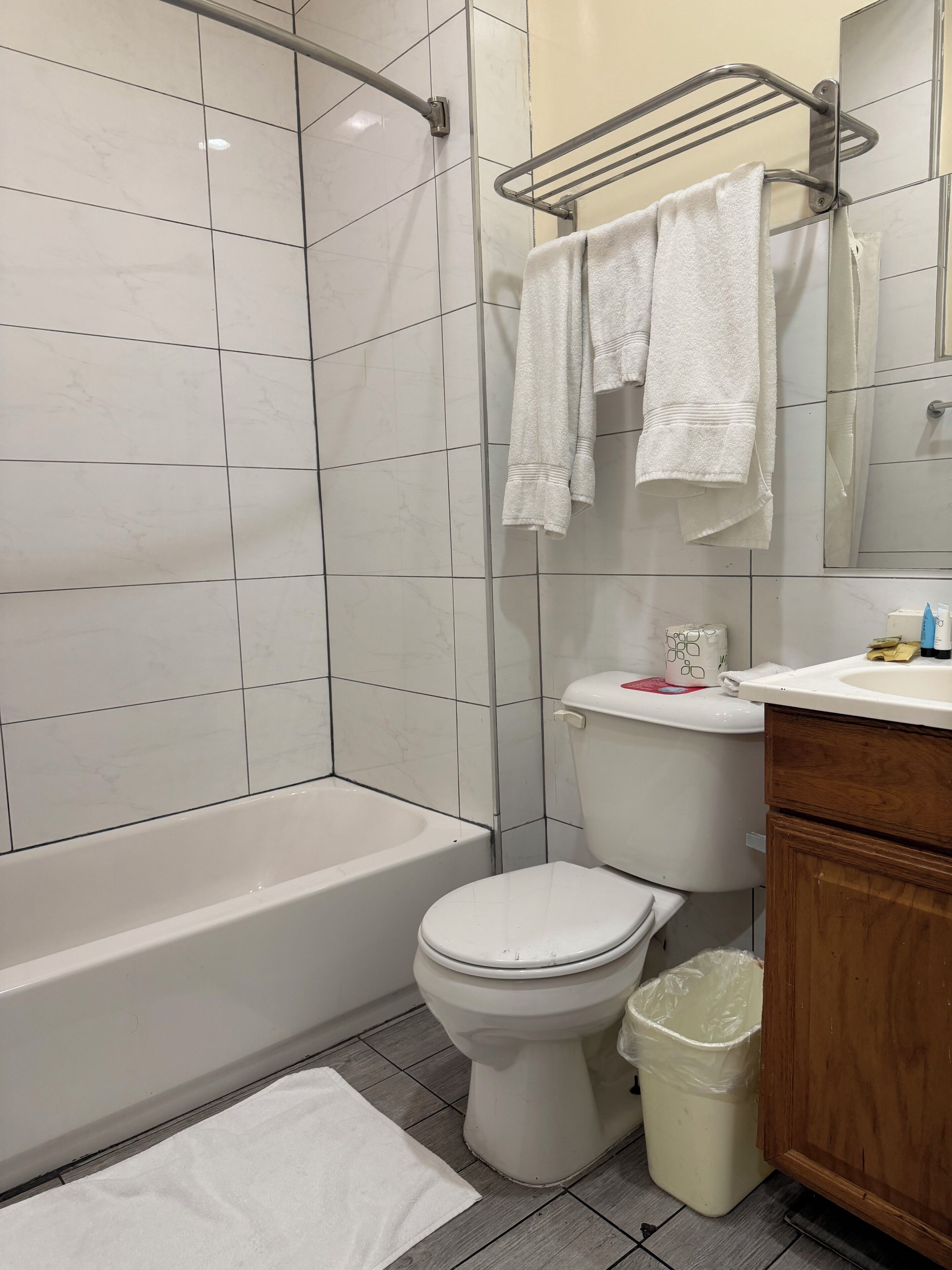 Une salle de bain avec une baignoire, des toilettes et un lavabo.