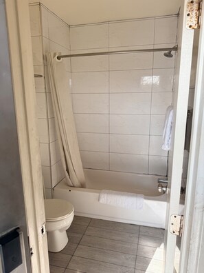 Room, 1 Queen Bed, Non Smoking | Bathroom | Towels, soap, shampoo, toilet paper - Casa Motel (Los Angeles)