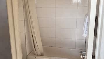 Quarto, 1 cama Queen, para fumantes | Banheiro | Toalhas de banho, sabonete, shampoo, papel higiênico