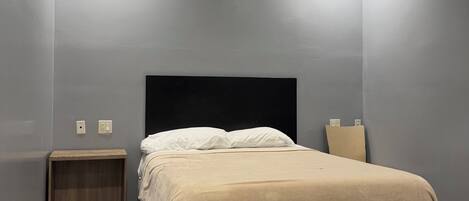 Chambre, baignoire accessible aux personnes à mobilité réduite | Wi-Fi gratuit