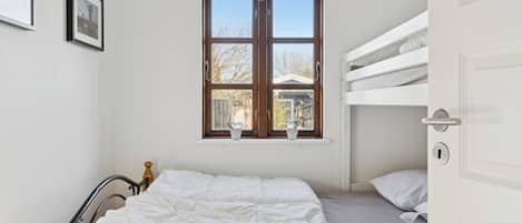 2 bedrooms, iron/ironing board, free WiFi