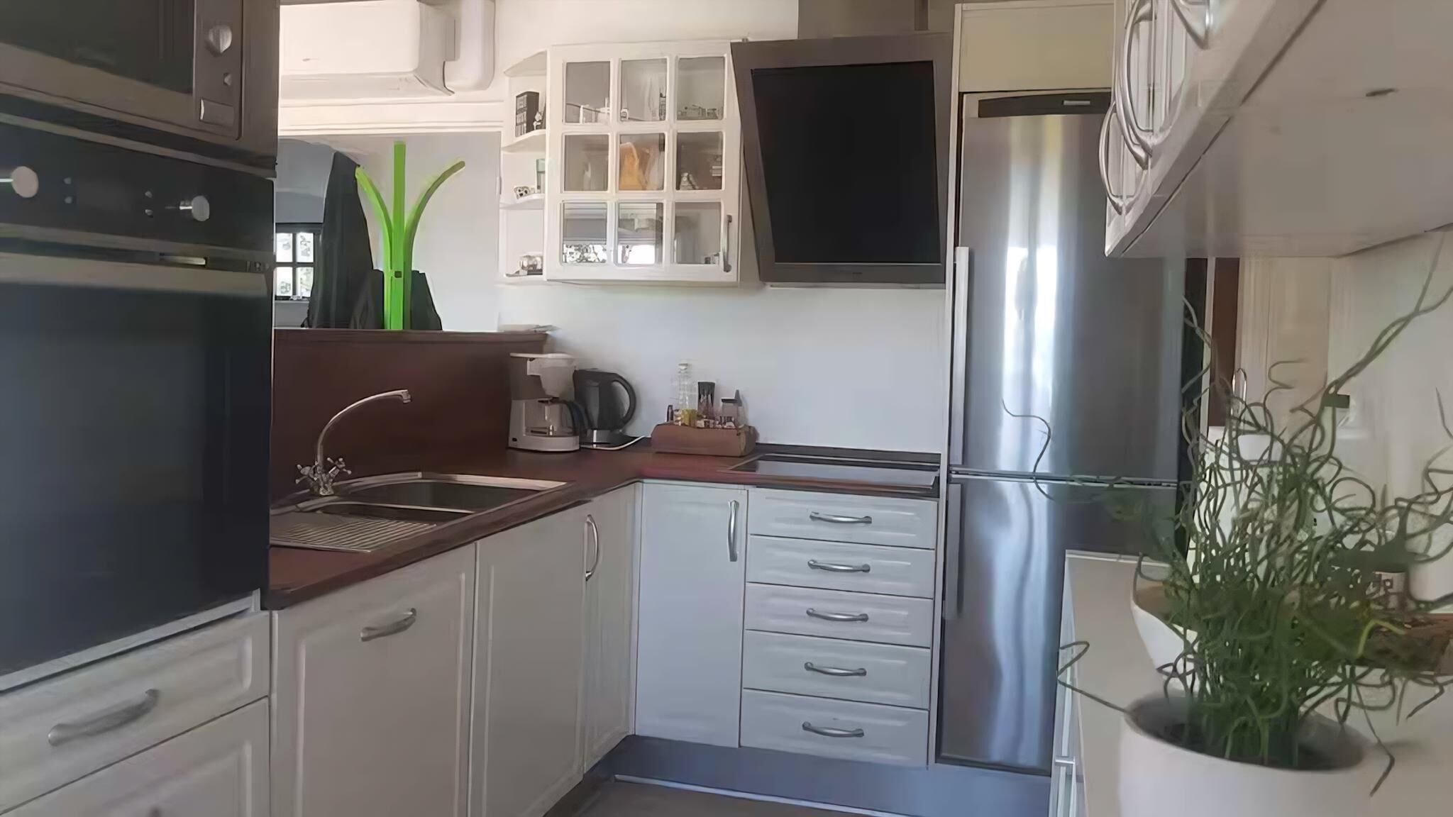 Køleskab, ovn, opvaskemaskine, kaffe-/temaskine