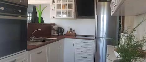 Køleskab, ovn, opvaskemaskine, kaffe-/temaskine