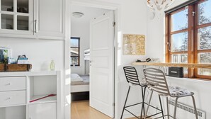 Quarto compacto com cozinha compacta, uma cama e janela com vista.
