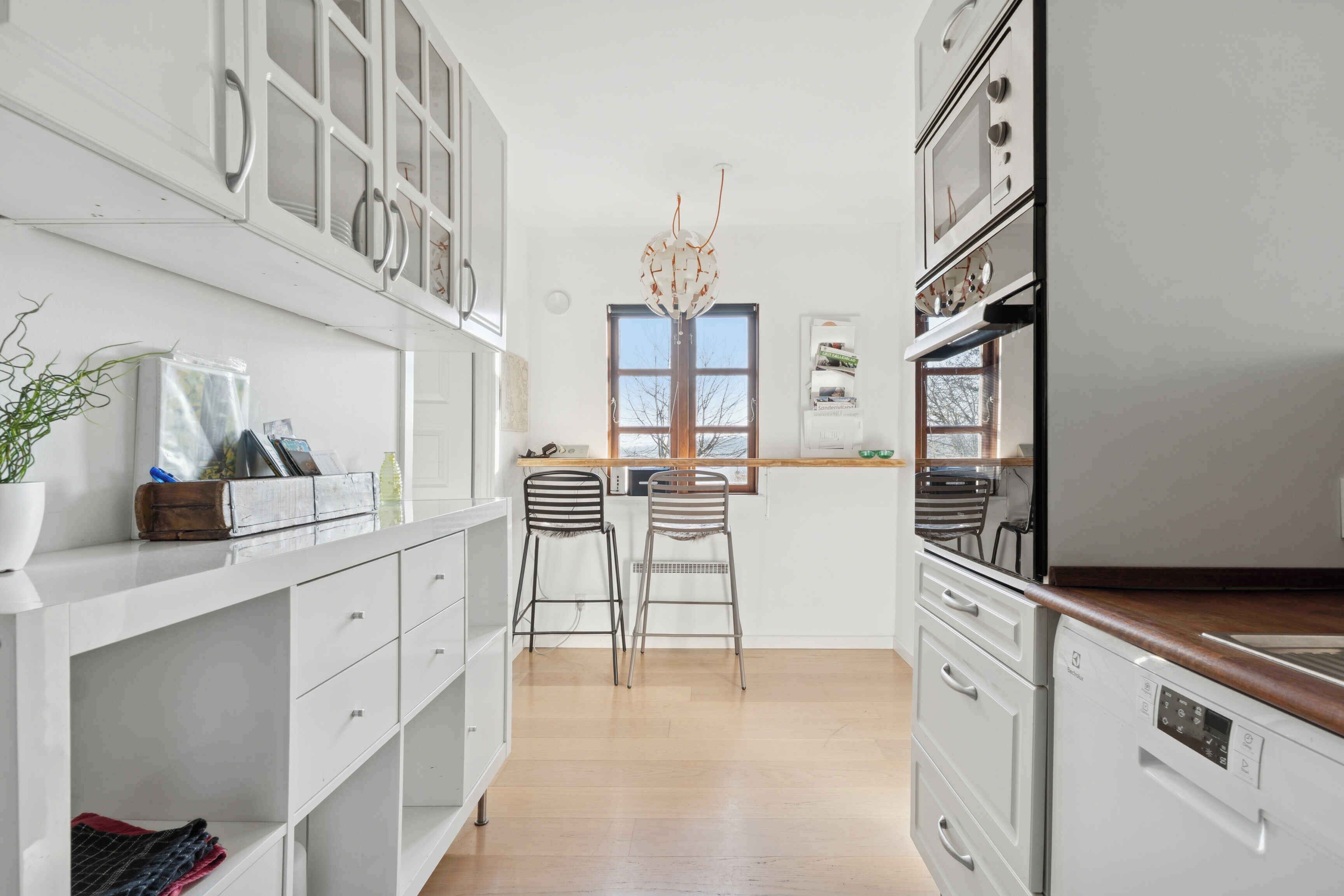 Kühlschrank, Ofen, Geschirrspüler, Wasserkocher mit Kaffee-/Teezubehör