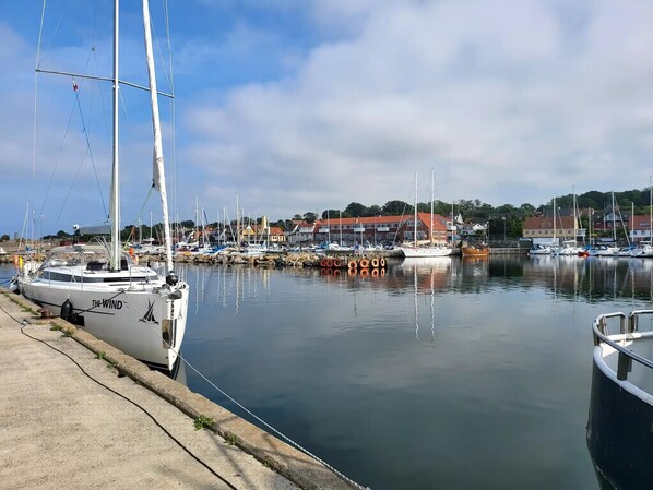 A marina with boats docked, a clear sky, and buildings in the background. - Apartment with views close to the sea in Allinge (Allinge-Sandvig)