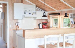 Fridge, microwave, oven, stovetop - Lovely holiday home with views of Roskilde Fjord (Skibby)