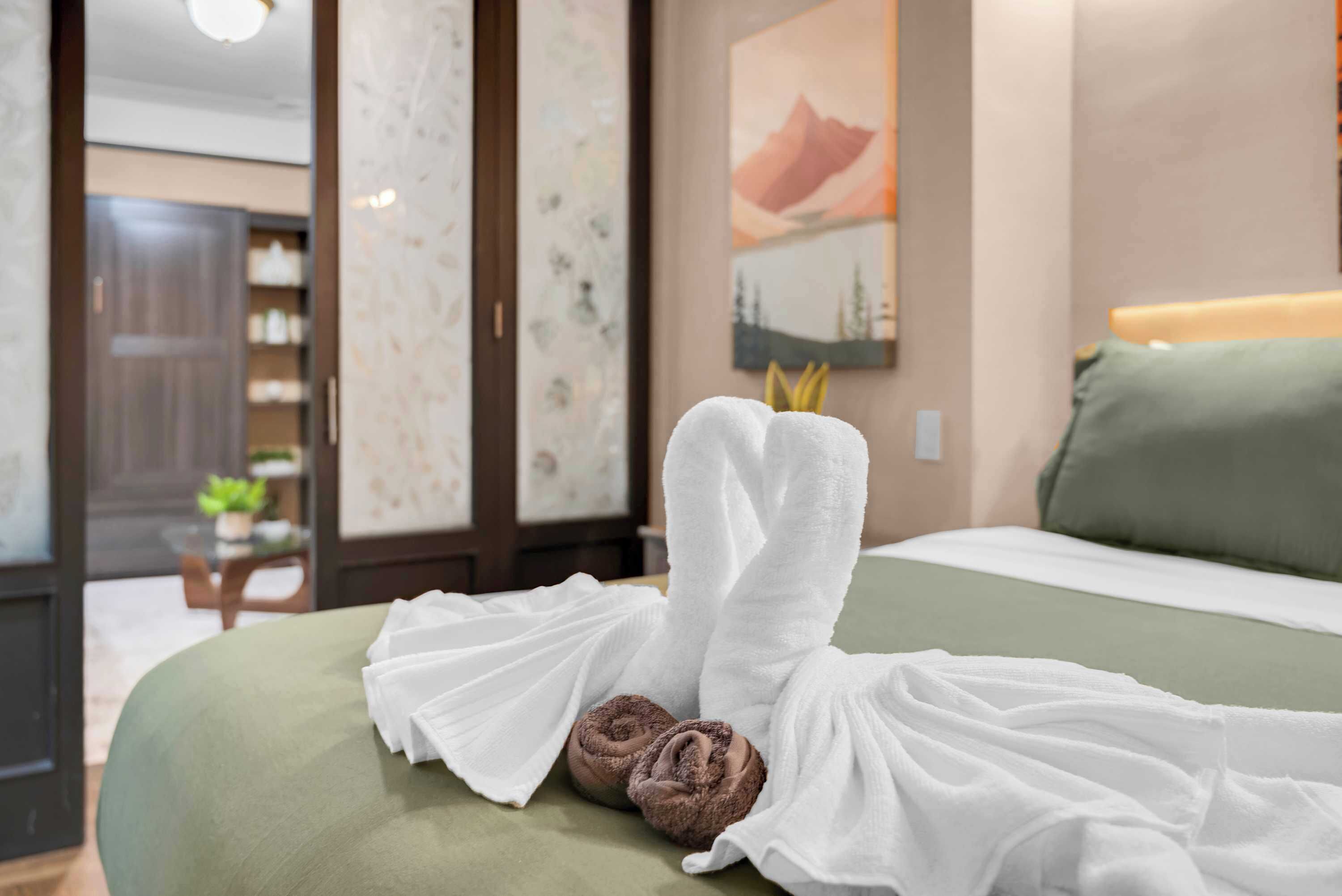 1 habitación, tabla de planchar con plancha y cuna de viaje 