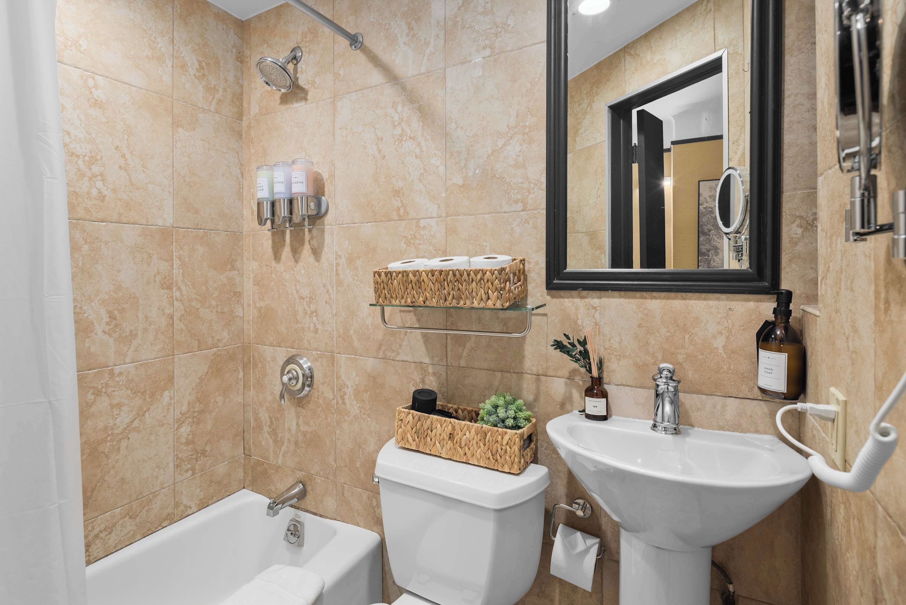 Bruser, hårtørrer, håndklæder, Sæbe